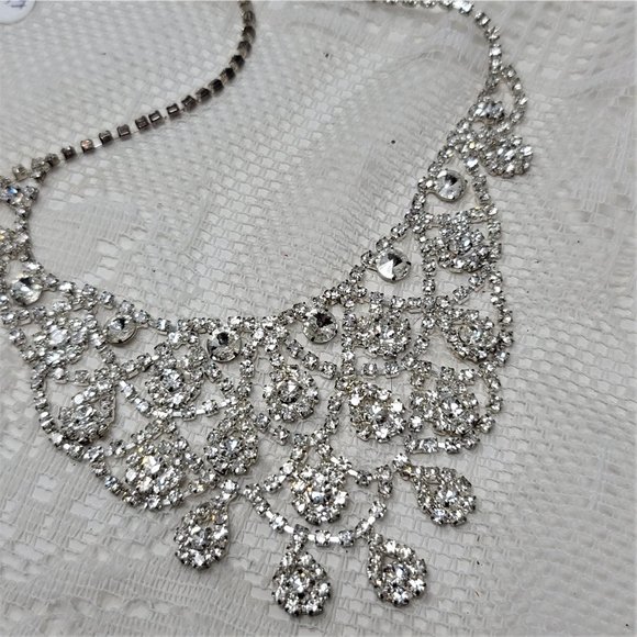 Glamorous Rhinestone Necklace Silver Elegant - Picture 10 of 10